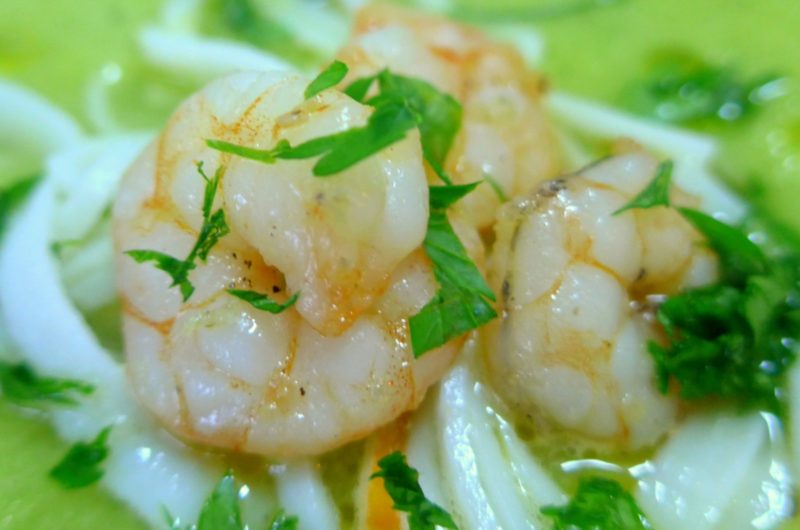 Sopa de meloa e pepino com camarões salteados