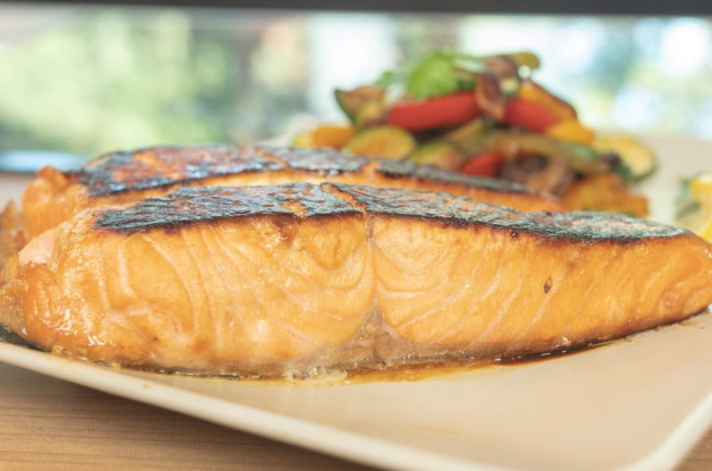 salmão com molho de soja e gengibre