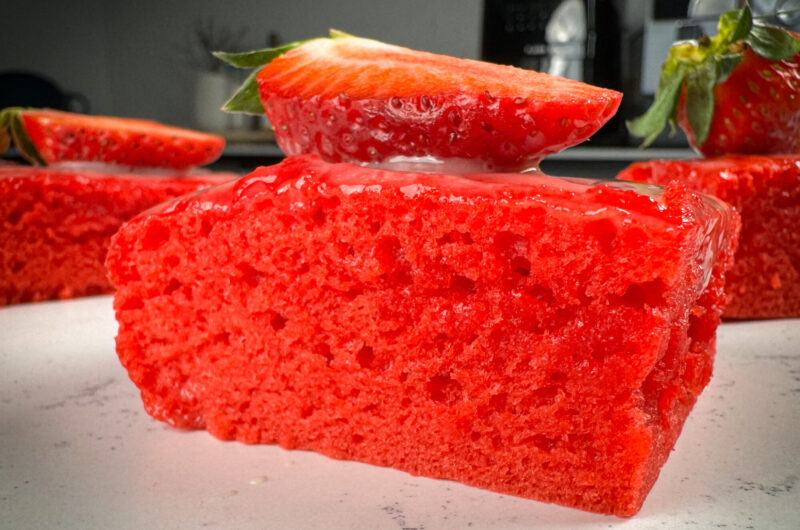 brownies red velvet aos quadradinhos com cobertura de chocolate branco e morangos