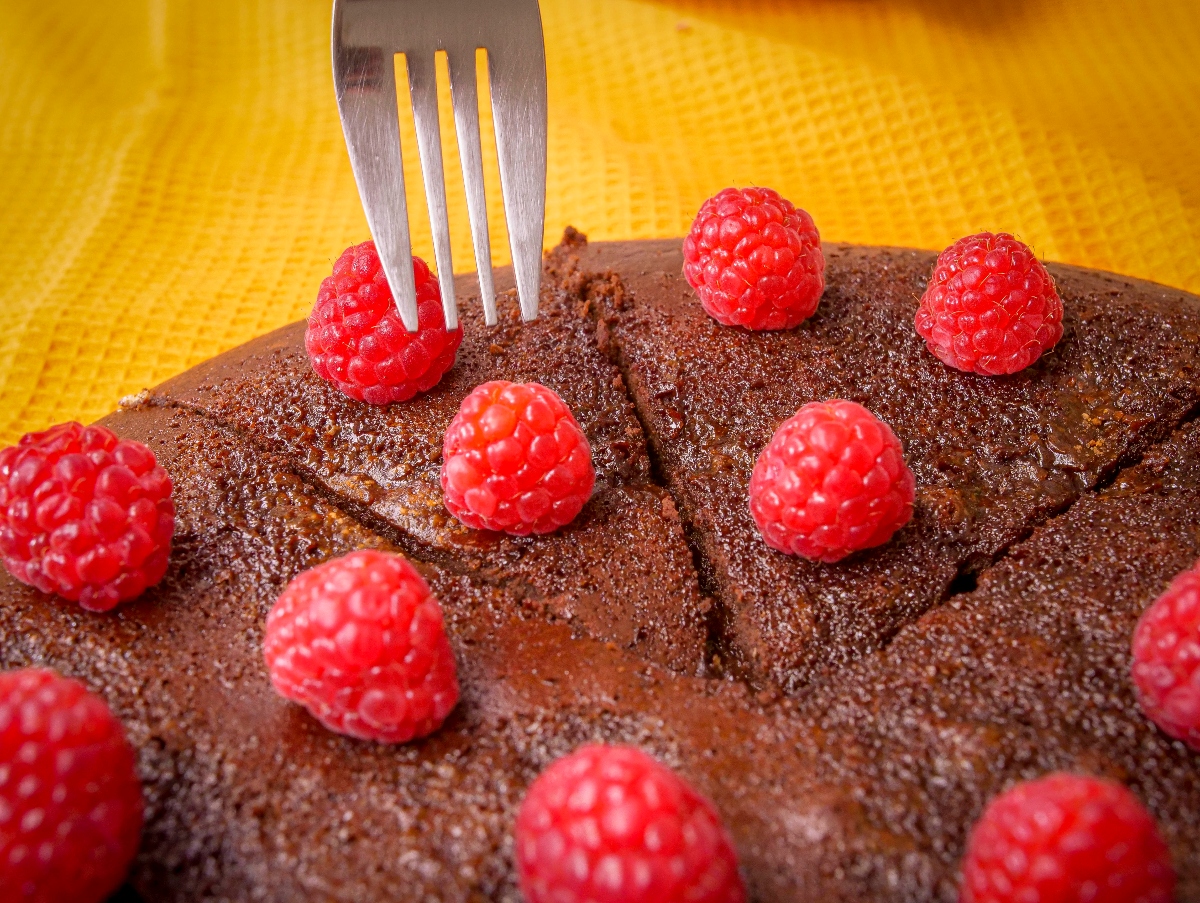 Bolo de chocolate crocante com coração de mousse