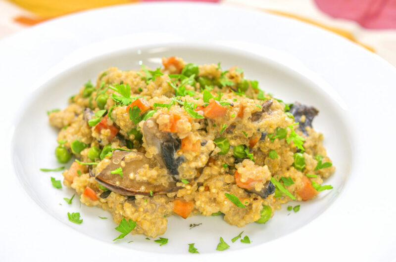 quinoto de cogumelos, bacon e ervilhas