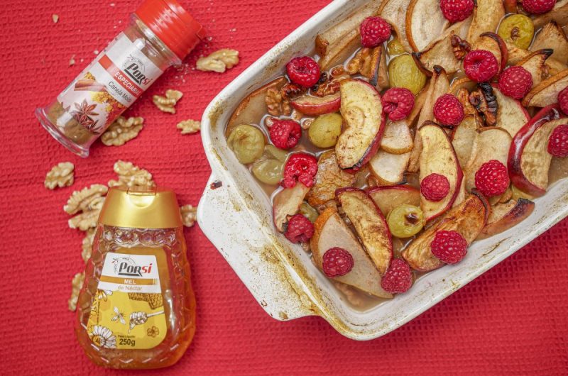 salada de fruta assada com chá