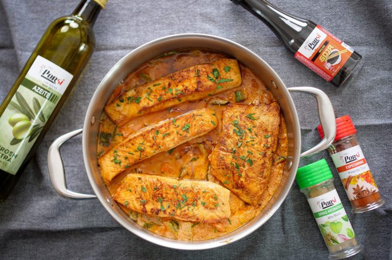 salmão na frigideira