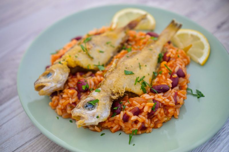 fanecas fritas com arroz de feijao