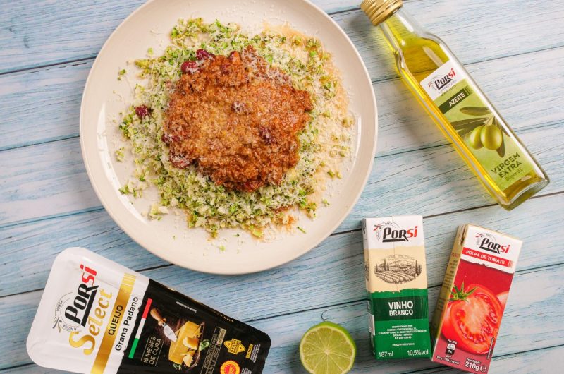 chili com arroz colorido de couve-flor e brócolos