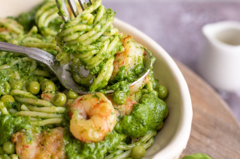 pasta com pesto de espinafres e ervilhas