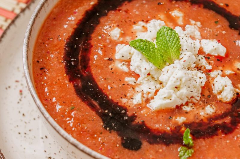 Gaspacho de morango e melancia com queijo