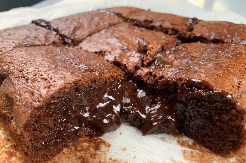 brownie de chocolate molhadinho, quadrados de bolo de chocolate